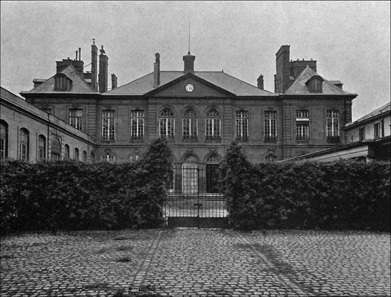 Entry, Hôtel Biron; pic: C.L.Lémery ('Rodin à l'Hôtel Biron et Meudon', G. Coquiot, 1917, Project Gutenberg)